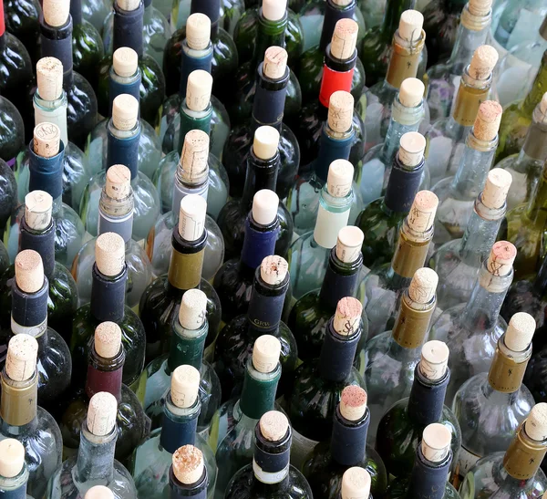 Bardzo dużo ułożone butelek wina z korki — Zdjęcie stockowe