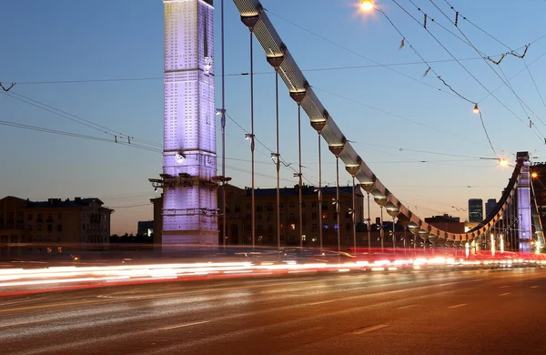 Крымский мост - стальной подвесной мост в Москве, Россия. Мост пролегает через Москву в 1800 метрах к юго-западу от Кремля — стоковое фото