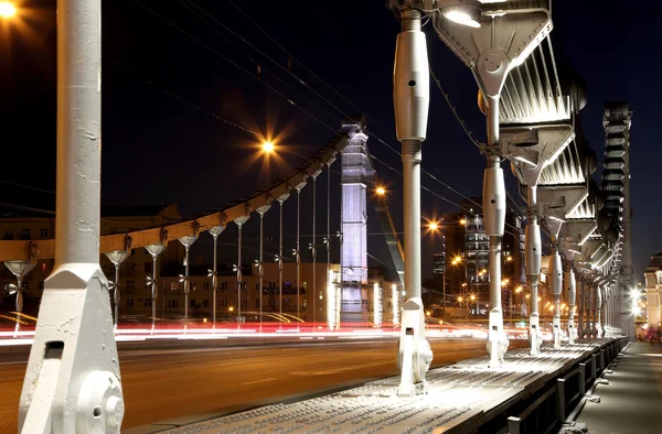 Krymsky bridge oder Krimbrücke (Nacht) ist eine stählerne Hängebrücke in Moskau, Russland. Die Brücke überspannt den Fluss Moskva 1800 Meter südwestlich vom Kreml — Stockfoto