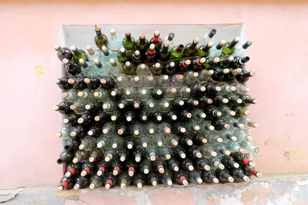 Nagyon sok halmozott fel borosüvegek, parafa — Stock Fotó