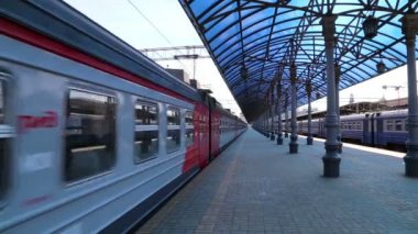 Tren Moskova yolcu platformu (Yaroslavsky tren istasyonu) ve yolcu, Rusya - Moskova Komsomolskaya Meydanı'nda yer alan, dokuz ana tren istasyonları biridir. Dokuz Moskova İstasyon tüm yüksek yolcu işlem hacmi vardır
