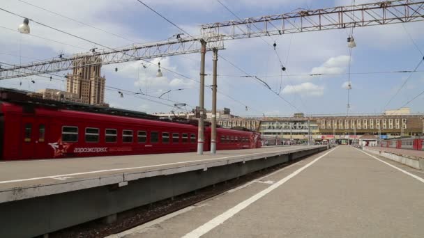 Aeroexpress Train na estação ferroviária de Paveletsky e passageiros. Moscou, Rússia — Vídeo de Stock