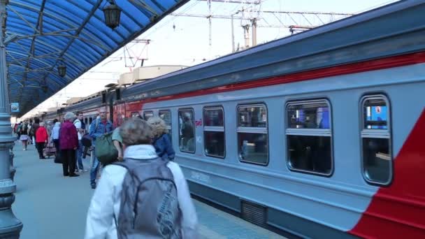 Passageiros na plataforma de passageiros de Moscou (estação ferroviária de Yaroslavsky), Rússia — Vídeo de Stock