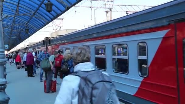 Passageiros na plataforma de passageiros de Moscou (estação ferroviária de Yaroslavsky), Rússia — Vídeo de Stock