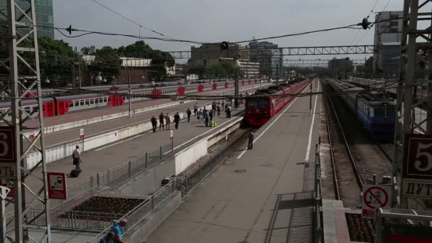 Aeroexpress Train na estação ferroviária de Paveletsky e passageiros. Moscou, Rússia — Vídeo de Stock