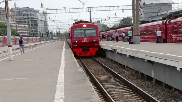 Aeroexpress Treno alla stazione ferroviaria Paveletsky e passeggeri. Mosca, Russia — Video Stock