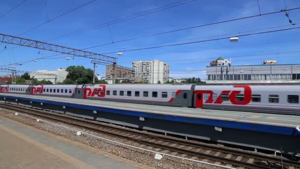 Tåg på Moskva passagerare plattform (Yaroslavsky järnvägsstation) och passagerare, Ryssland--är en av nio stora järnvägsstationer i Moskva, belägen på Komsomolskaja Square. Det har högsta passagerare genomströmning av alla nio Moskva stationer — Stockvideo