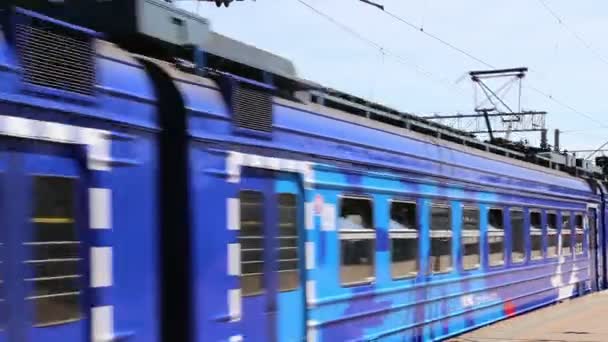 Comboio na plataforma de passageiros de Moscou (estação ferroviária de Yaroslavsky) e passageiros, Rússia é uma das nove principais estações ferroviárias em Moscou, situado na Praça Komsomolskaya. Possui o maior rendimento de passageiros de todas as nove estações de Moscou — Vídeo de Stock