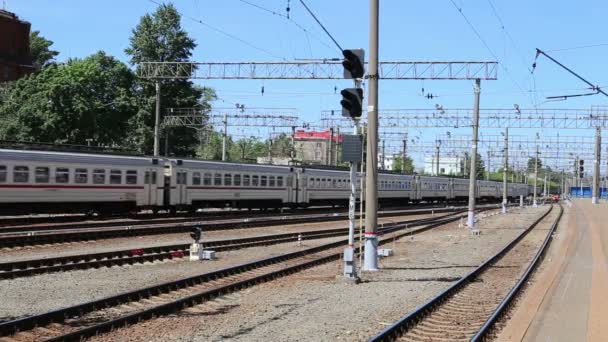 Train on Moscow passenger platform (Yaroslavsky railway station) and passengers, Russia-- is one of nine main railway stations in Moscow, situated on Komsomolskaya Square. It has highest passenger throughput of all nine Moscow stations — Stock Video