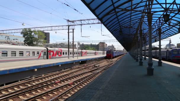 Treno sulla piattaforma passeggeri di Mosca (stazione ferroviaria Yaroslavsky) e passeggeri, Russia- è una delle nove stazioni ferroviarie principali a Mosca, situato in piazza Komsomolskaya. Ha il più alto flusso di passeggeri di tutte e nove le stazioni di Mosca — Video Stock
