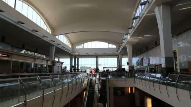 Yaroslavsky railway station and passengers, Moscow, Russia-- is one of nine main railway stations in Moscow, situated on Komsomolskaya Square. It has highest passenger throughput of all nine Moscow stations — Stock Video