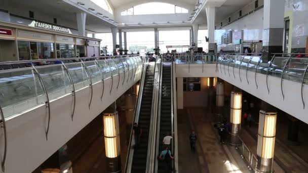 Yaroslavsky estación de tren y pasajeros, Moscú, Rusia- es una de las nueve principales estaciones de tren en Moscú, situado en la plaza Komsomolskaya. Tiene el mayor rendimiento de pasajeros de las nueve estaciones de Moscú — Vídeo de stock