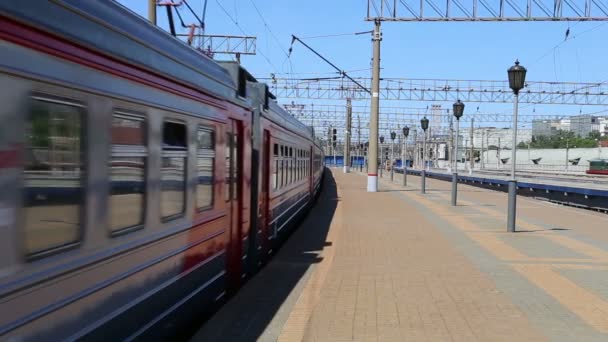 Train sur le quai des passagers de Moscou (gare Iaroslavski) et les passagers, Russie- est l'une des neuf principales gares de Moscou, situé sur la place Komsomolskaïa. Il a le débit de passagers le plus élevé des neuf stations de Moscou — Video