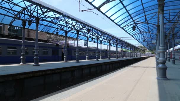 Tren en la plataforma de pasajeros de Moscú (estación de tren de Yaroslavsky) y los pasajeros, Rusia- es una de las nueve principales estaciones de tren en Moscú, situado en la plaza Komsomolskaya. Tiene el mayor rendimiento de pasajeros de las nueve estaciones de Moscú — Vídeos de Stock