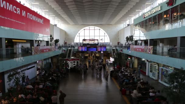 Leningradsky railway station and passengers-- is one of the nine main railway stations of Moscow, Russia — Stock Video