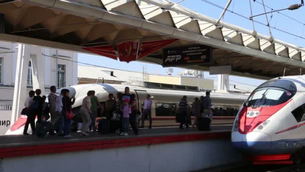 机场快线列车 Sapsan Leningradsky 火车站和乘客。莫斯科，俄罗斯 — — 高速列车获得 Oao"俄罗斯铁路"用于俄罗斯的高速铁路 — 图库视频影像