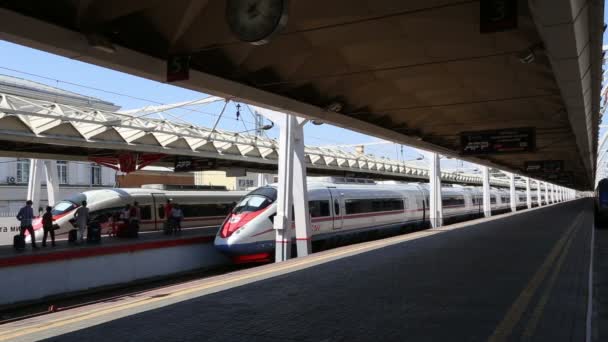 Aeroexpress tåg det vid Leningradsky järnvägsstation och passagerare. Moskva--höghastighetståg förvärvade Oao "Rysslands järnvägar" för användning på de ryska höghastighetsjärnvägar — Stockvideo