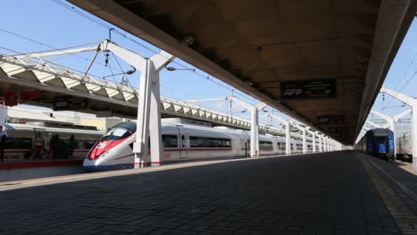 AeroExpress trein Sapsan op het Leningradsky treinstation en passagiers. Moskou, Rusland--hogesnelheidstrein verworven Oao "Russische spoorwegen" voor gebruik op de Russische hogesnelheidslijnen — Stockvideo