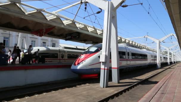 Aeroexpress Train Sapsan en la estación de tren Leningradsky y pasajeros. Moscú, Rusia tren de alta velocidad adquirió OAO "Ferrocarriles rusos" para su uso en los ferrocarriles rusos de alta velocidad — Vídeos de Stock