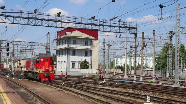 Treno sulla stazione ferroviaria Leningradski- è una delle nove principali stazioni ferroviarie di Mosca, Russia — Video Stock