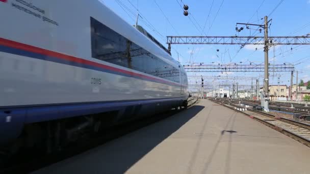 Aeroexpress Train Sapsan en la estación de tren Leningradsky y pasajeros. Moscú, Rusia tren de alta velocidad adquirió OAO "Ferrocarriles rusos" para su uso en los ferrocarriles rusos de alta velocidad — Vídeos de Stock