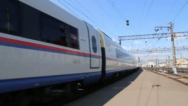 Σαπσάν τρένο πίσω στο Leningradsky σιδηροδρομικό σταθμό και τους επιβάτες. Μόσχα, Ρωσία - τρένο υψηλής ταχύτητας απέκτησε Oao «Ρωσικοί σιδηρόδρομοι» για χρήση υψηλής ταχύτητας σιδηρόδρομους της Ρωσίας — Αρχείο Βίντεο