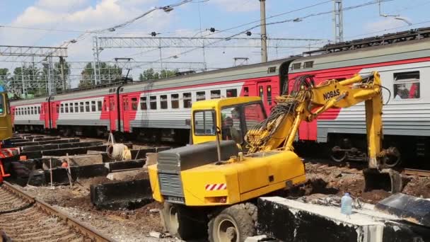 Reparatur von Eisenbahnen. leningradsky Bahnhof und Passagiere -- ist einer der neun wichtigsten Bahnhöfe von Moskau, Russland — Stockvideo