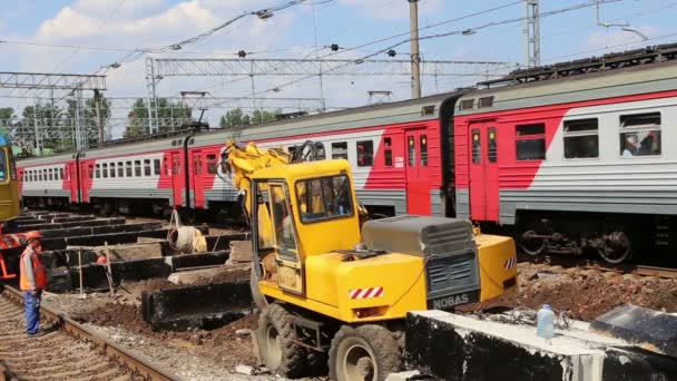Repair of railroads. Leningradsky railway station and passengers-- is one of the nine main railway stations of Moscow, Russia — Stock Video