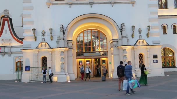 Passageiros perto da entrada da estação de metro Komsomolskaya perto do terminal ferroviário Kazansky (Kazansky vokzal). Moscou, Rússia — Vídeo de Stock