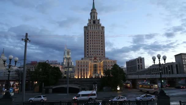 Komsomolskaya tér (éjszaka). Moscow, Oroszország. Ez gyakran említett informálisan, mint három tér köszönhetően három vasúti főpályaudvar ott: Leningradsky, Yaroslavsky és Kazansky — Stock videók