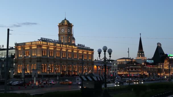 歴史的な建物に Leningradsky 駅と夜のトラフィック-は、ロシアのモスクワの 9 つの主要鉄道駅の一つ — ストック動画