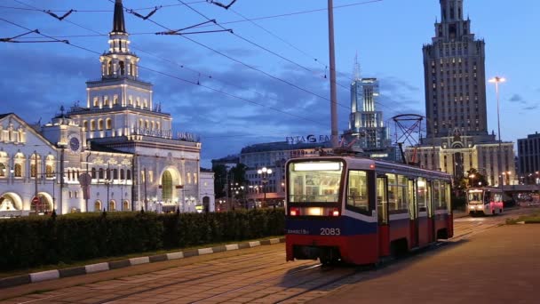 Trams de nuit près du terminal ferroviaire Kazansky (Kazansky vokzal) est l'un des neuf terminaux ferroviaires à Moscou, en Russie — Video