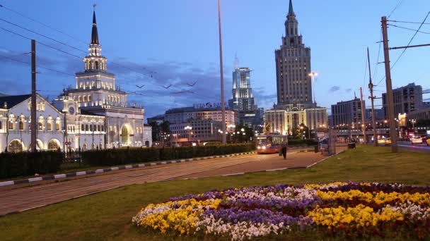 Moscow, Rusland - juni, 05 2015:Kazansky spoorweg terminal (Kazansky vokzal) nachts--is een van de negen spoorweg terminals in Moskou, Rusland — Stockvideo