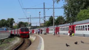 Trenler ve yolcu bir Rizhsky tren istasyonunda (Rizhsky vokzal, Riga station) Rusya'nın Moskova kentinde dokuz ana tren istasyonları biridir