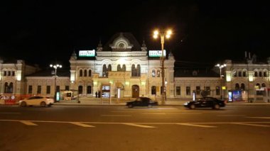 Rizhsky tren istasyonu (Rizhsky vokzal, Riga istasyonu) ve gece trafik Moskova, Rusya