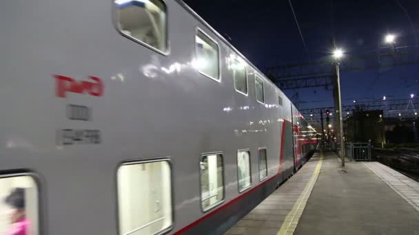 Il treno su Leningradsky la stazione ferroviaria di notte - è una delle nove stazioni ferroviarie principali di Mosca, Russia — Video Stock