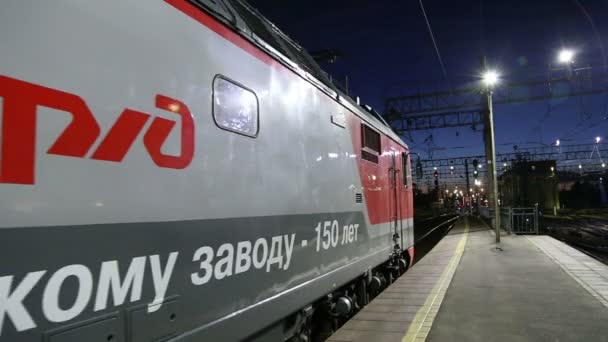 Leningradsky 鉄道駅で夜間訓練 - モスクワ、ロシアの 9 つの主要鉄道駅の一つです。 — ストック動画
