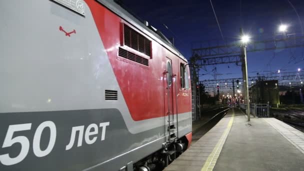 Trainen op Leningradsky treinstation 's nachts--is een van de negen belangrijkste treinstations van Moskou, Rusland — Stockvideo
