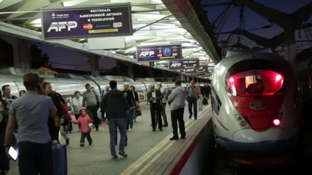 Aeroexpress 鉄道サプサンと Leningradsky 鉄道駅 (夜) で乗客。モスクワ、ロシア — ストック動画