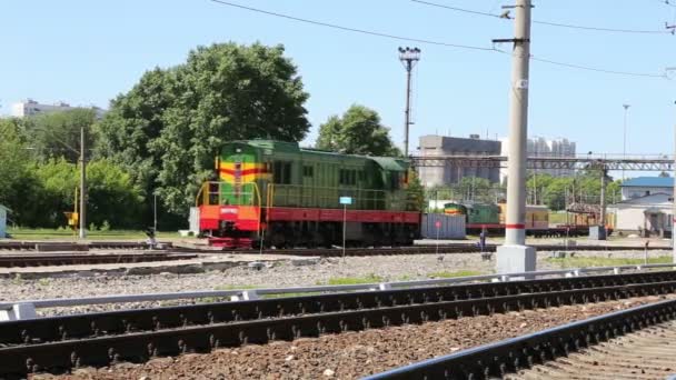 Moscow, Rusland - juni, 10 2015:Trains en passagiers op een Rizhsky-Station (Rizhsky vokzal, Riga station) is een van de negen belangrijkste treinstations in Moskou, Rusland — Stockvideo