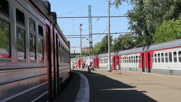 Trains and passengers at a Rizhsky Railway Station (Rizhsky vokzal, Riga station) is one of the nine main railway stations in Moscow, Russia — Stock Video