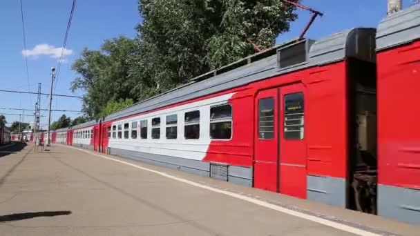 Treinen en passagiers op een Rizhsky-Station (Rizhsky vokzal, Riga station) is een van de negen belangrijkste treinstations in Moskou, Rusland — Stockvideo