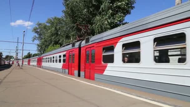 I treni e i passeggeri di una stazione ferroviaria di Rizhsky (Rizhsky vokzal, Riga station) sono una delle nove stazioni ferroviarie principali di Mosca, Russia — Video Stock