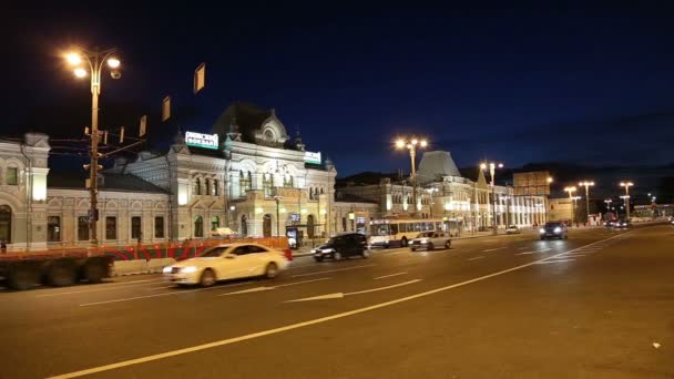 Station Rizhsky (Rizhsky vokzal, Riga station) en nacht verkeer in Moskou, Rusland — Stockvideo