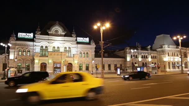 Estación de tren de Rizhsky (Rizhsky vokzal, estación de Riga) y tráfico nocturno en Moscú, Rusia — Vídeos de Stock