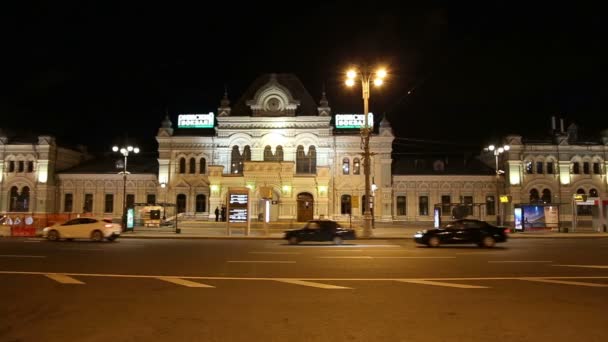 Estación de tren de Rizhsky (Rizhsky vokzal, estación de Riga) y tráfico nocturno en Moscú, Rusia — Vídeos de Stock