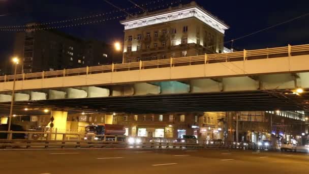 Verkeer op de snelweg van grote stad (in de nacht), Moskou, Rusland — Stockvideo