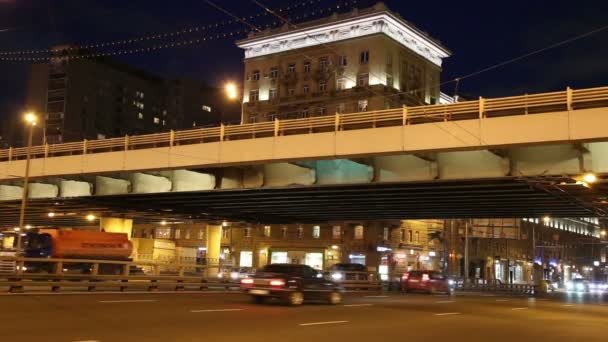 El tráfico en la carretera de la gran ciudad (por la noche), Moscú, Rusia — Vídeos de Stock