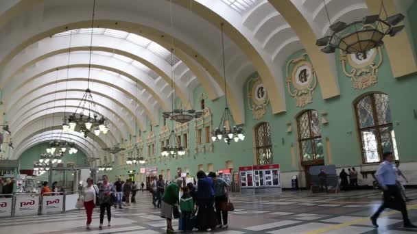 Kazansky vasúti terminál (Kazansky vokzal) és az utasok--az egyik kilenc vasútállomásokon, Moszkva, Oroszország — Stock videók
