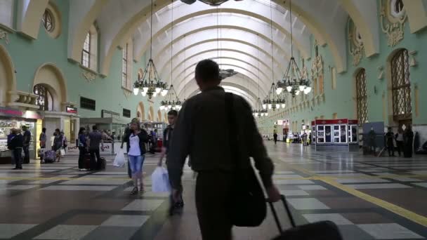 Kazansky terminal järnväg (Kazansky vokzal) och passagerare--är en av nio järnvägsterminaler i Moskva, Ryssland — Stockvideo